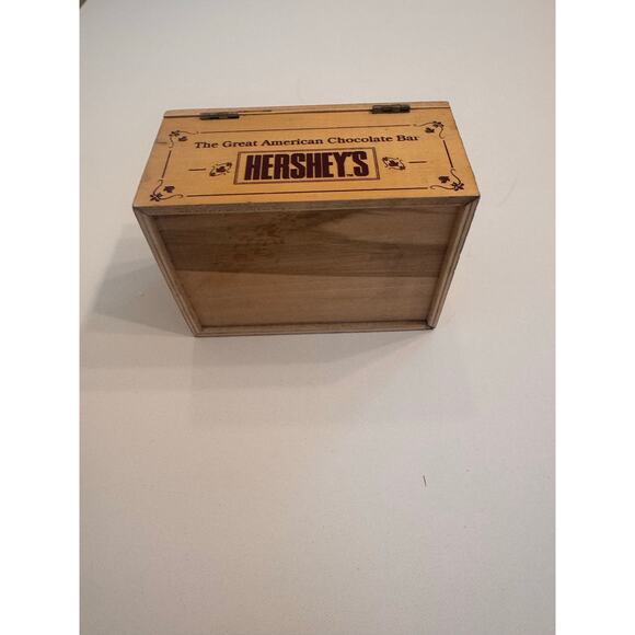 Vintage 1996 Ertl Collectibles F299 Hershey's Chevrolet Car in Wooden Box - Picture 5 of 6